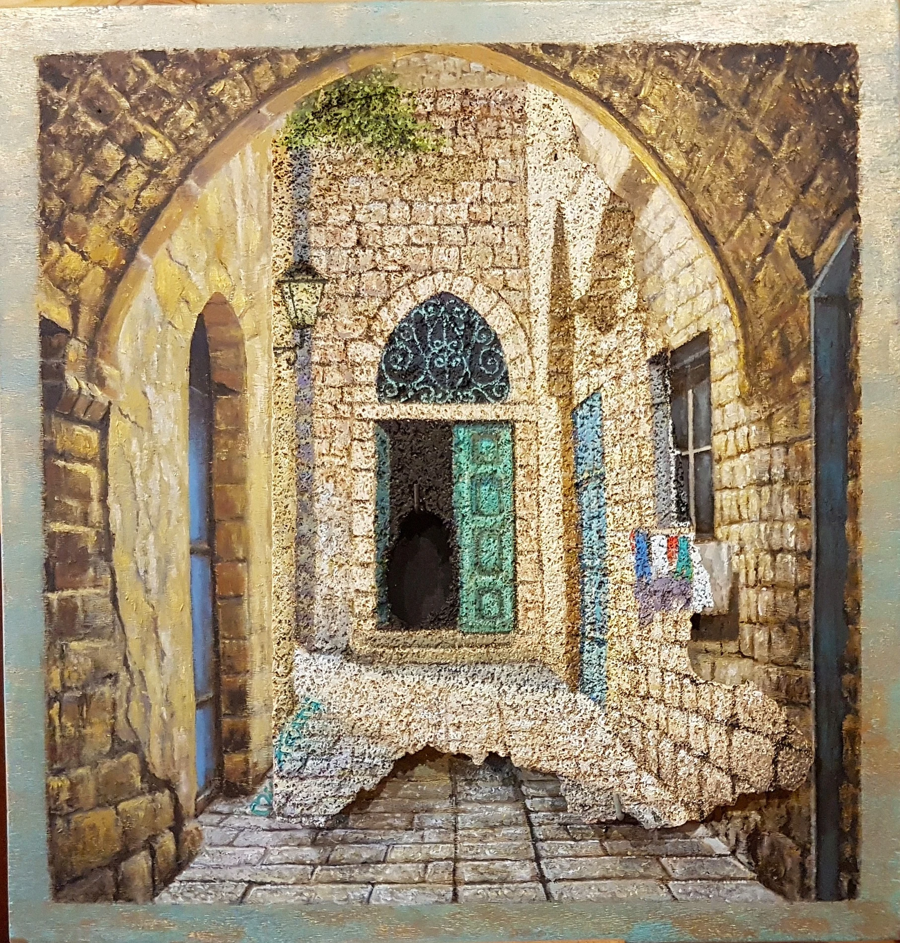 סמטה בעלת מרקם עמוק בעכו, שבה משטחי תבליט מרחיבים את האדריכלות אל מעבר לדימוי המצויר.