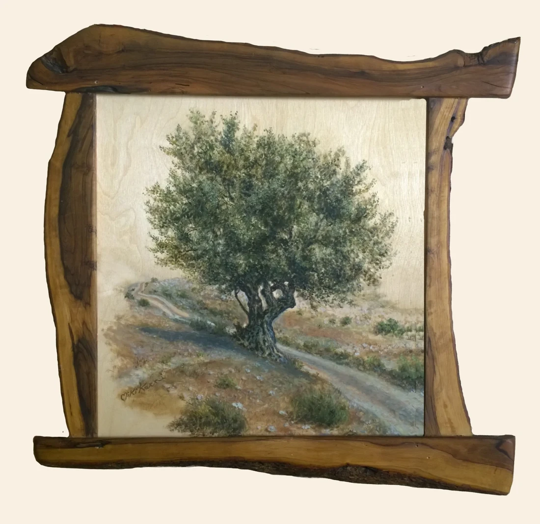עץ זית בודד ניצב על גבעה לצד שביל מתפתל, בציור שמן על עץ המוקף במסגרת בעבודת יד מעץ זית טבעי.